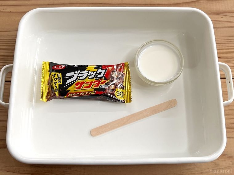 ブラックサンダー、牛乳、アイスの棒が置かれている