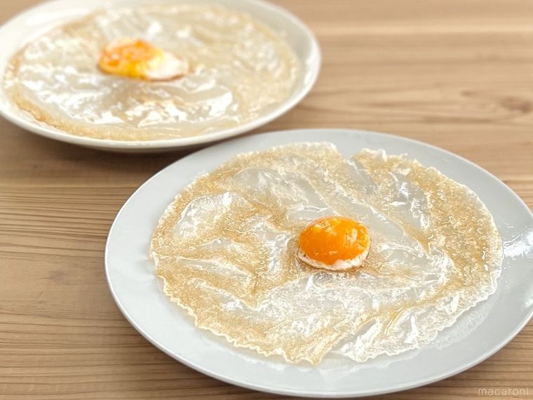 卵黄をのせて油で揚げたライスペーパー
