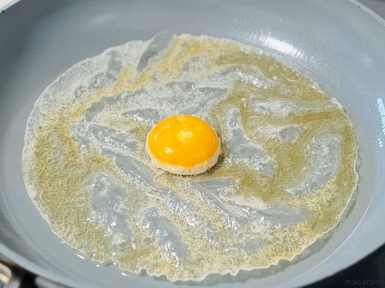 卵黄をのせたライスペーパーを油で揚げている様子