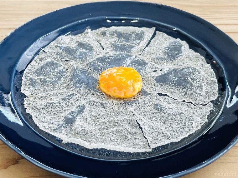 卵黄をのせて油で揚げたライスペーパー