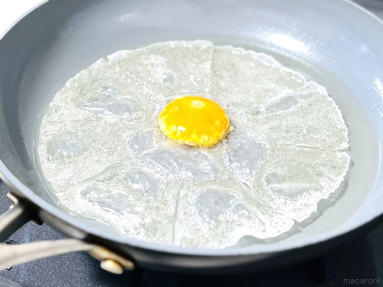 卵黄をのせたライスペーパーを油で揚げている様子