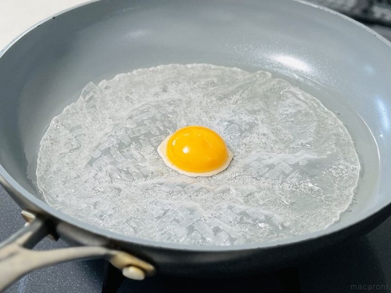 卵黄をのせたライスペーパーを油で揚げている様子