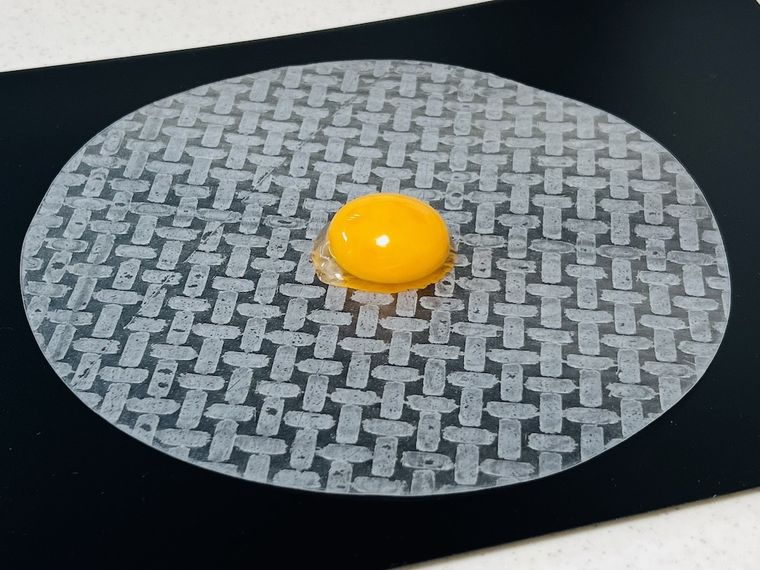 ライスペーパーの上に卵黄をのせた様子
