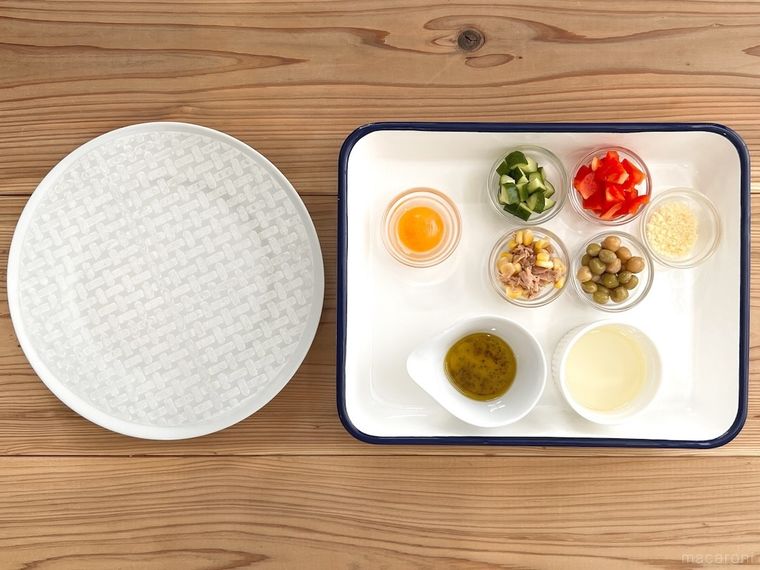 ライスペーパー、卵黄、サラダのトッピング、ドレッシング、サラダ油が置かれている