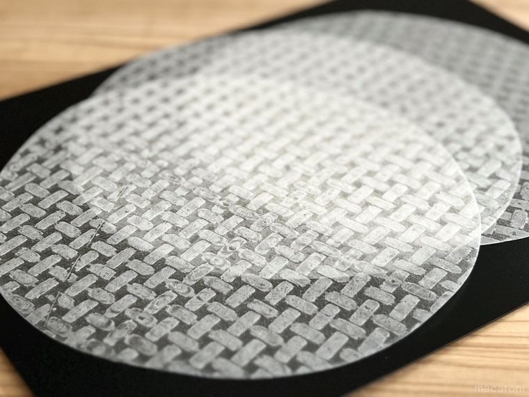 黒いまな板シートの上にライスペーパーが置かれている