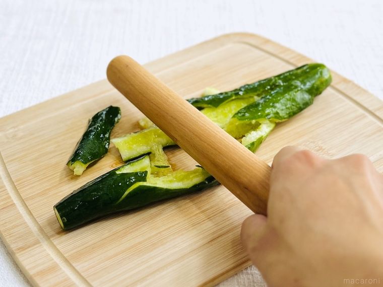 きゅうりを麺棒で叩いている様子