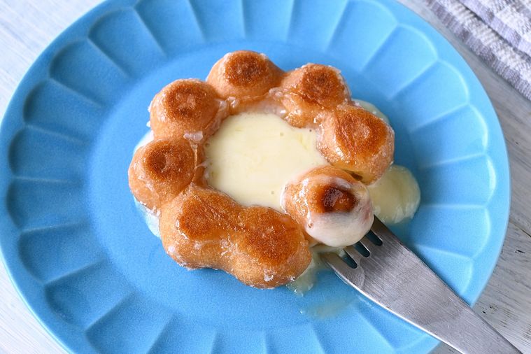 ポン・デ・リングのチーズフォンデュ風にフォークを差し入れる様子