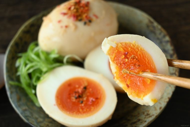 カットしたみそ味玉を箸で持ち上げる様子