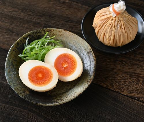 材料3つ、ラップで包むだけ旨味凝縮みそ味玉の作り方