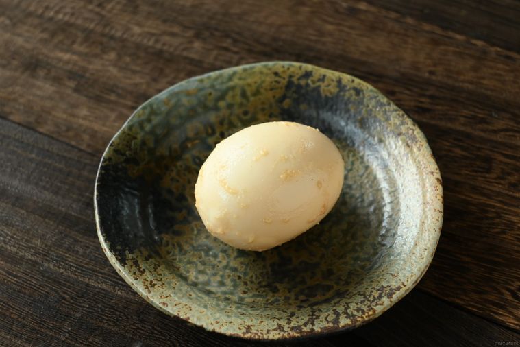 みそ味玉が皿に盛り付けてある