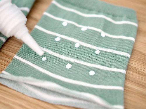 ハイハイする赤ちゃんの膝を守るいらない靴下で作るアイテムに滑らなくて安心