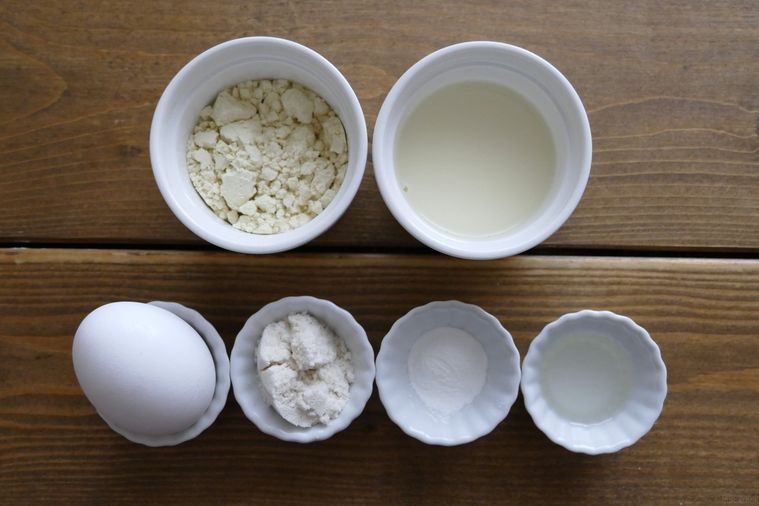 おから蒸しパンの材料が並ぶ木製テーブル