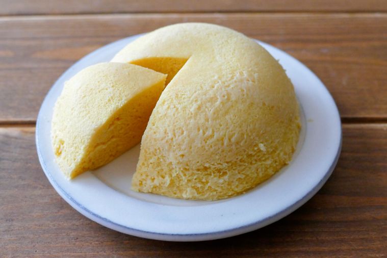 おから蒸しパンをのせた白い皿