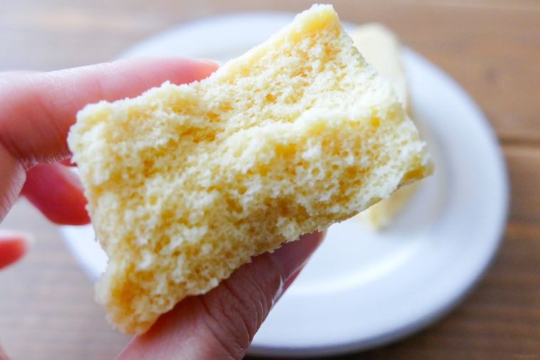 おから蒸しパンをちぎって手で持つ様子