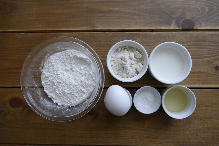 蒸しパンの材料が並ぶ木製テーブル