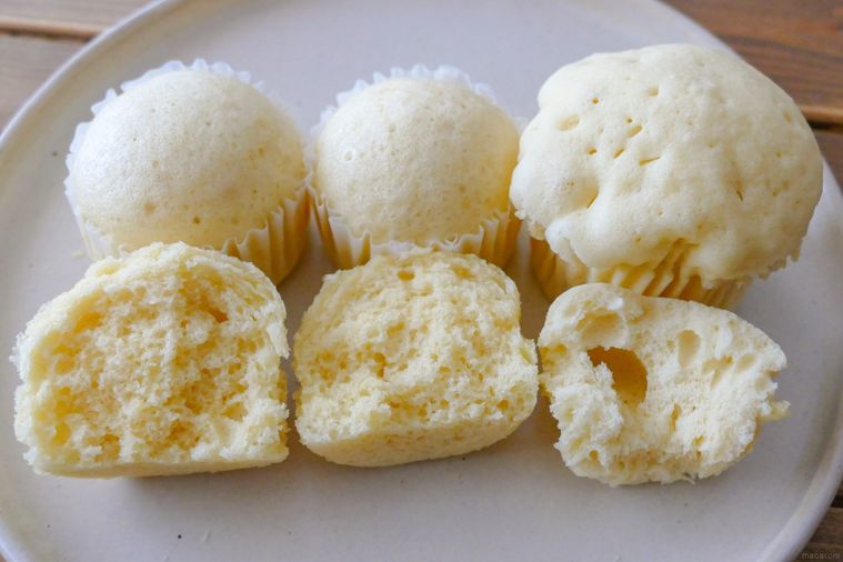 3種類の方法で蒸しパンを断面が見えるように並べた大皿