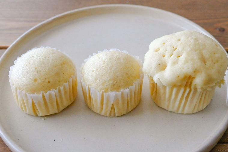 蒸しパンが3種類がのっている白い大皿