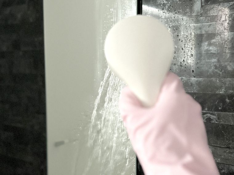 浴室の鏡にシャワーをかけている様子