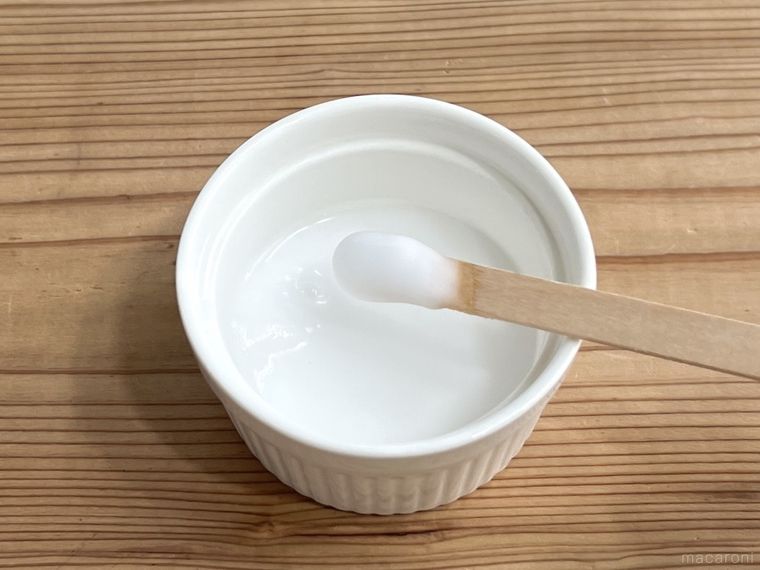 水と重曹を混ぜた様子