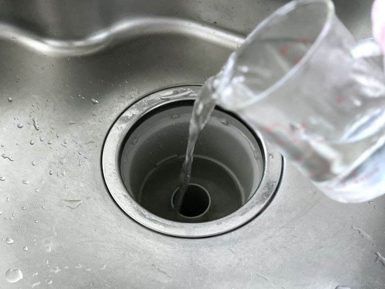 排水口にお湯をそそいでいる様子