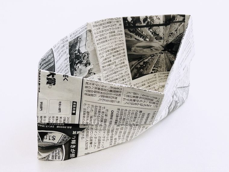 新聞紙で作った袋を自立させた様子