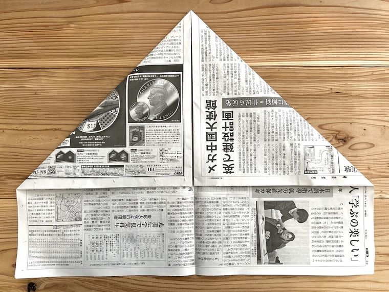 新聞紙で袋を作っている様子