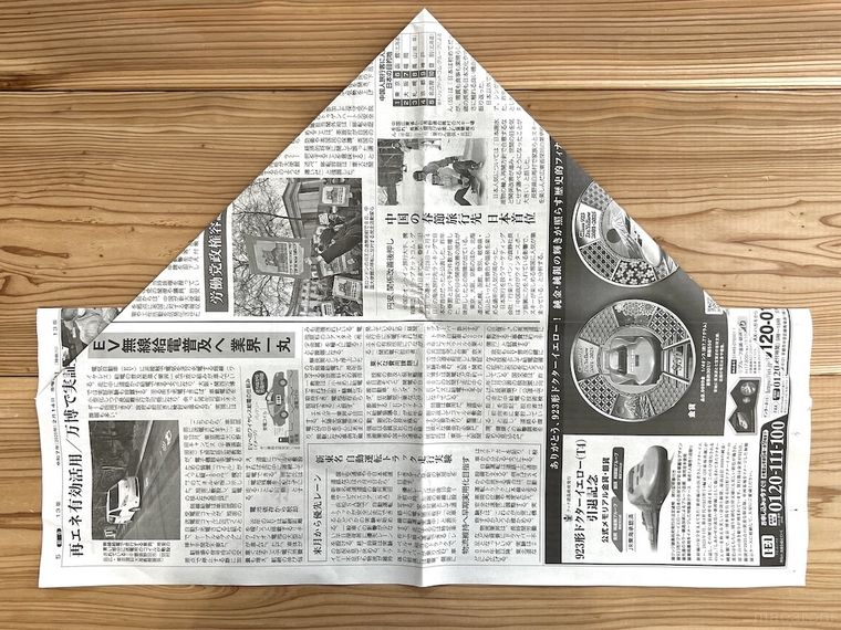 新聞紙で袋を作っている様子
