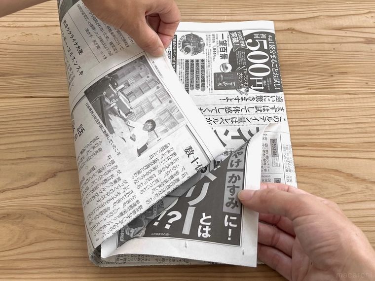 新聞紙で袋を作っている様子