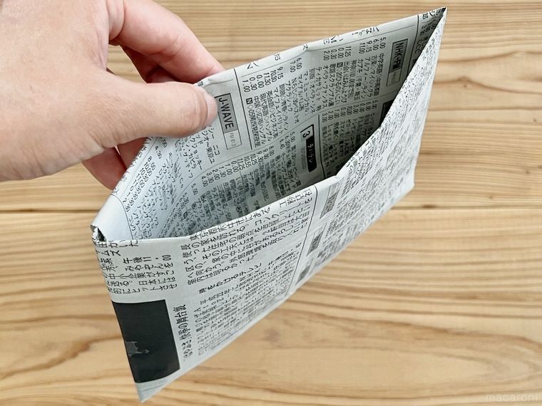 新聞紙で作った袋を手で持っている様子