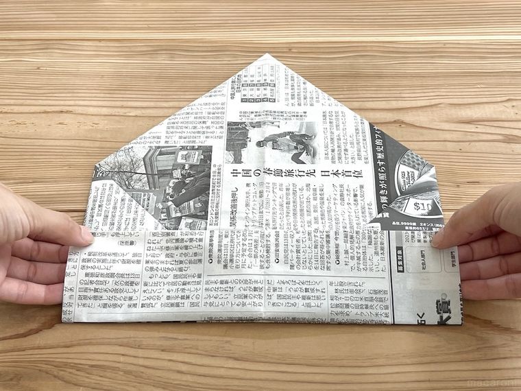 新聞紙で袋を作っている様子