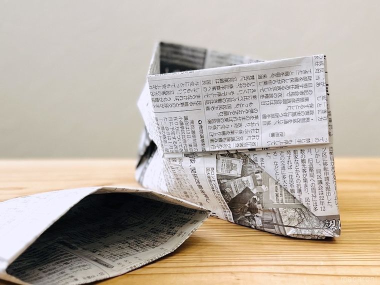 新聞紙で作った2種類の袋を並べた様子