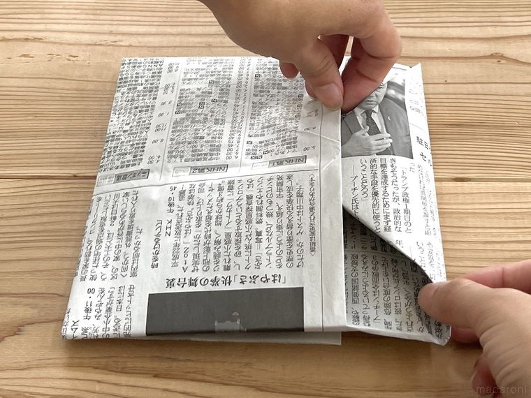 新聞紙で袋を作っている様子
