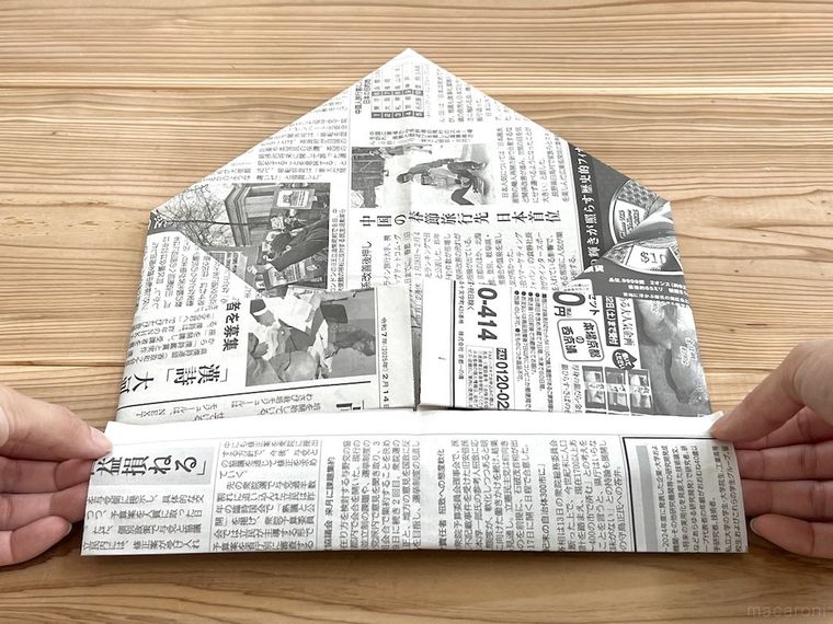 新聞紙で袋を作っている様子