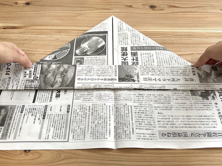 新聞紙で袋を作っている様子