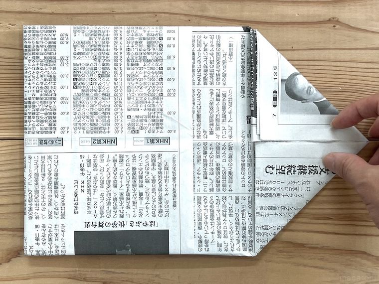 新聞紙で袋を作っている様子