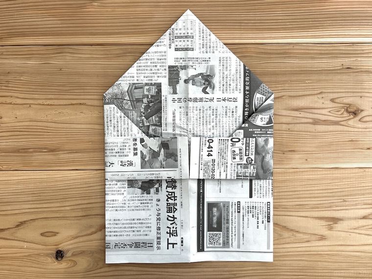 新聞紙で袋を作っている様子