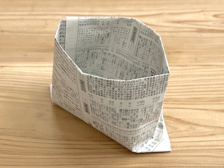 新聞紙で作った袋を自立させた様子