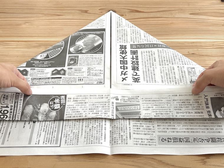 新聞紙で袋を作っている様子