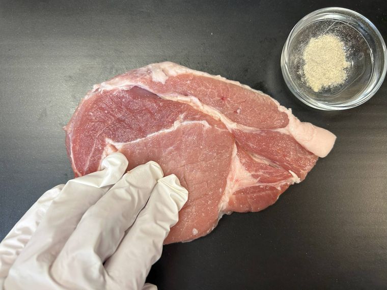 豚ロース肉とガラスの小皿のこしょう