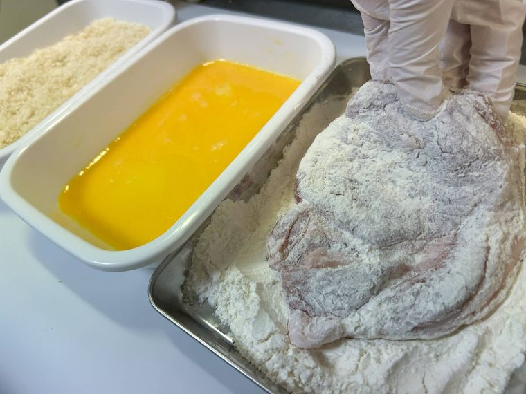 豚ロース肉に強力粉をつける様子