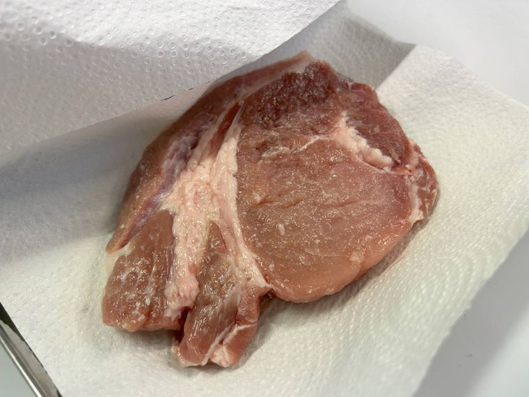 キッチンペーパーに置いた豚ロース肉