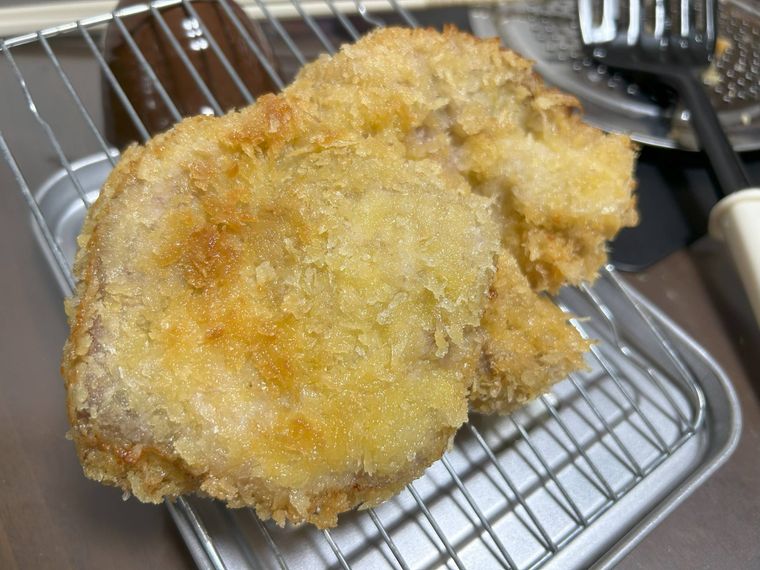 銀の網バットに置いたとんかつ