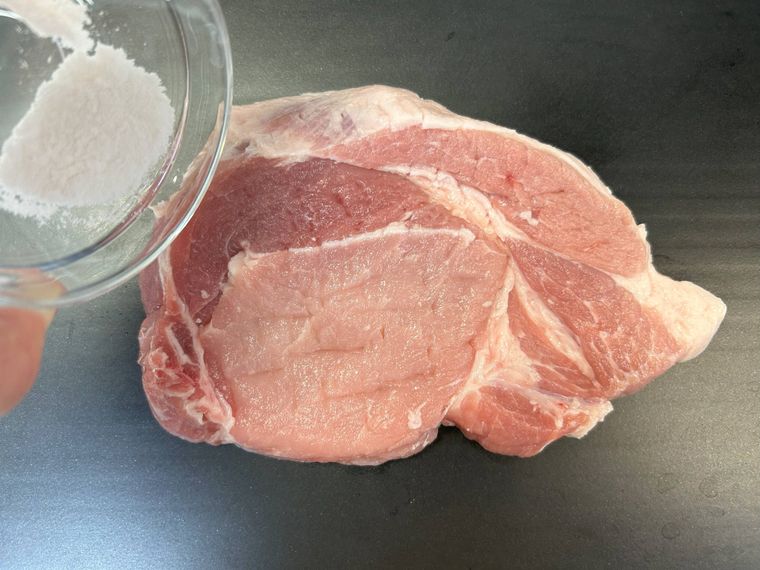 豚ロース肉とガラスの小皿の塩