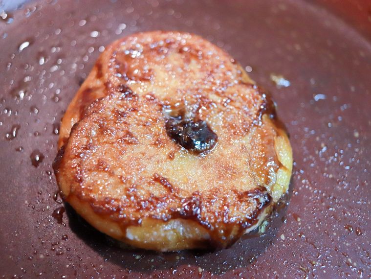 フライパンでもっちゅりんを焼いている様子