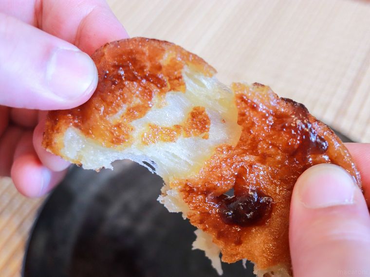 焼いたもっちゅりん みたらしを手で割っている