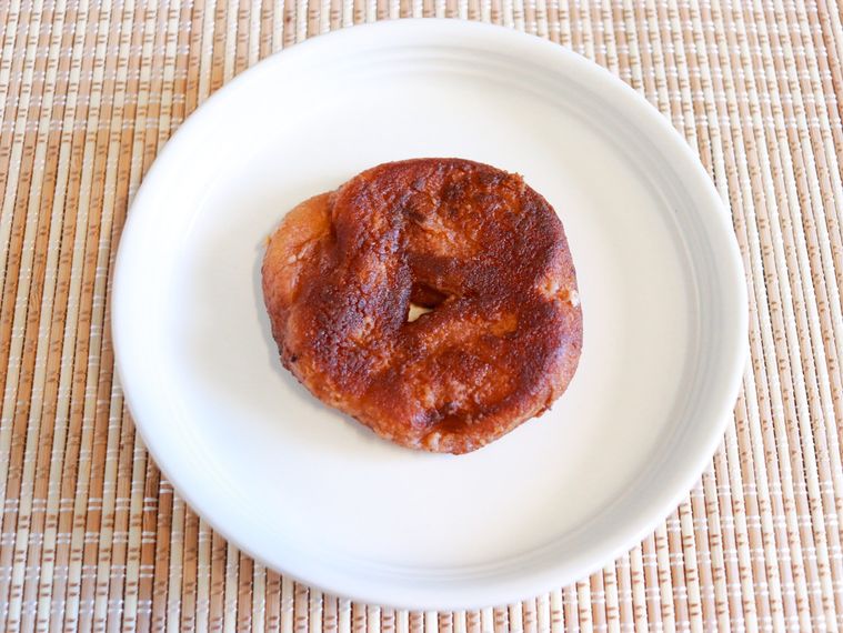 白いお皿にのせた焼いたもっちゅりん きなこ