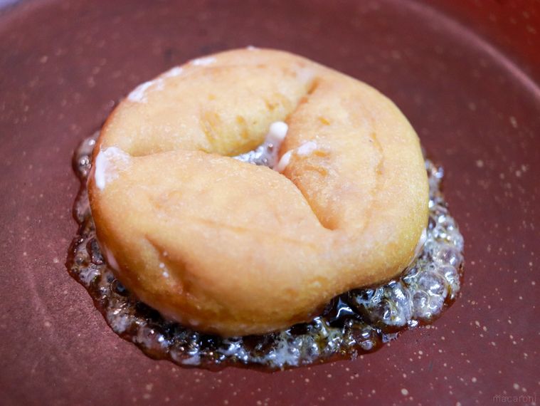 フライパンでもっちゅりんを焼いている様子