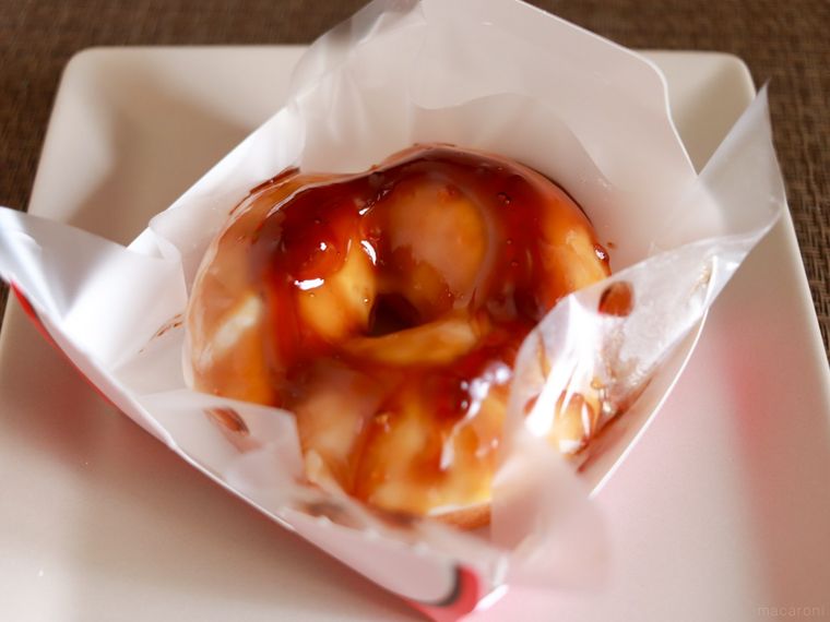 四角い白いお皿にもっちゅりん みたらしをのせている