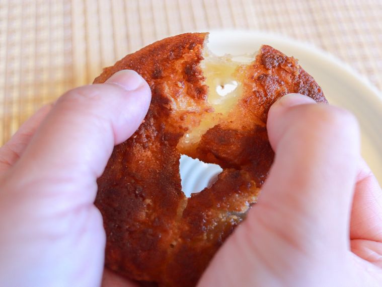 焼いたもっちゅりん きなこを手で割っている