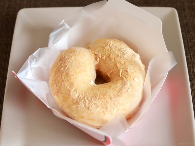 四角い白いお皿にもっちゅりん きなこをのせている